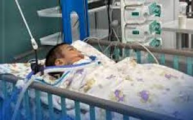 وضعیت یزدان، کودک ۱۸ ماهه‌ که مردی ۳۱ ساله، به دلایل نامشخص در فرودگاه اورا به زمین کوباند/ ویدئو 