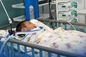 وضعیت یزدان، کودک ۱۸ ماهه‌ که مردی ۳۱ ساله، به دلایل نامشخص در فرودگاه اورا به زمین کوباند/ ویدئو 