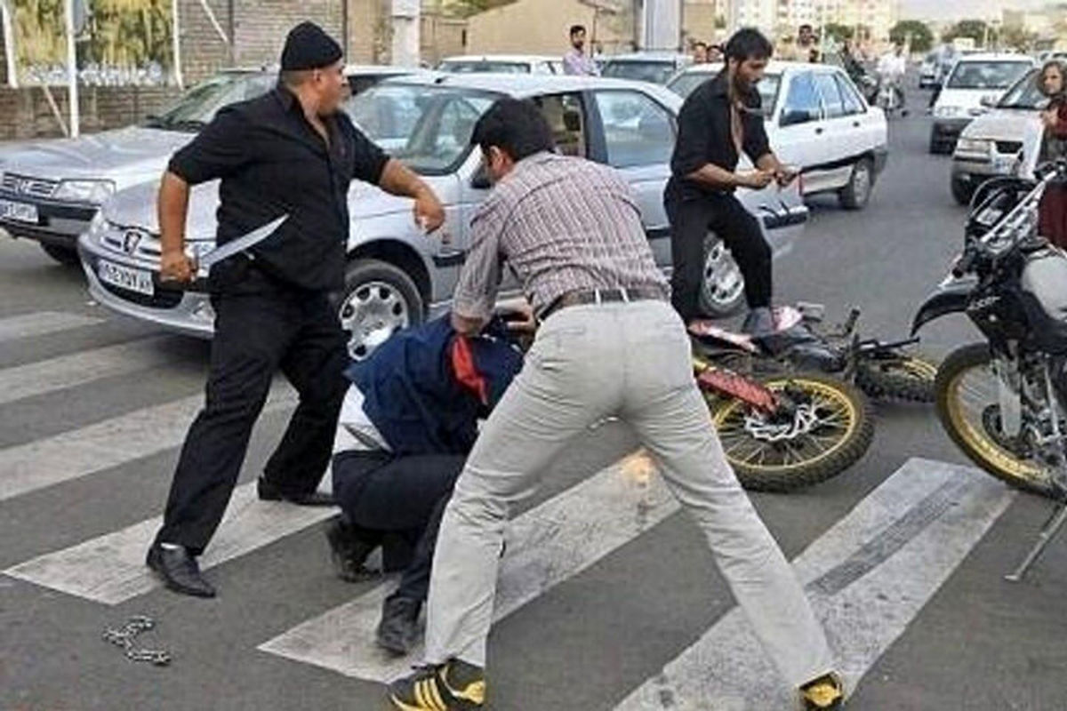 اراذل و اوباشی که به دنبال نزاع خیابان می‌گردند/حمله چند اراذل و اوباش قمه به دست به یک شهروند / ویدئو