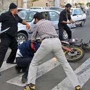 درگیری اراذل اوباش با یک سرباز و یک مامور/ ویدئو